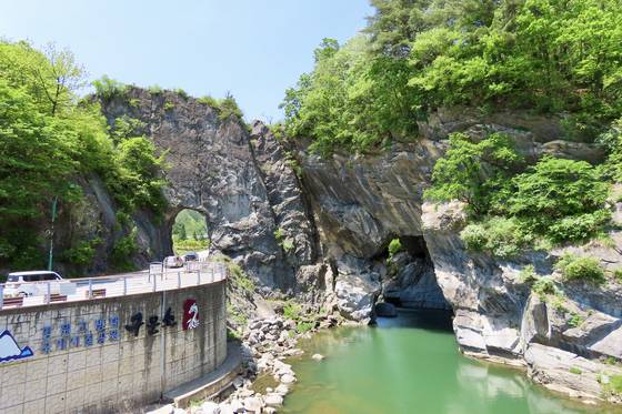 강원도 태백시 구문소(求門沼)는 황지천 물이 산을 뚫고 지나가며 큰 돌문을 만들고 그 아래 깊은 물웅덩이가 생겼다는 뜻의 '구무소'를 한자로 적은 것이다. '구무'는 옛말로 구멍이나 굴을 뜻하고 '소'는 한자로 물웅덩이를 뜻한다. 강이 산을 뚫고 흐른다고 해서 '뚜루내'라고도 한다. 『세종실록지리지』와『대동여지도』에는 구멍 뚫린 하천이라는 뜻의'천천(穿川)'으로 기록되어 있다. 2000년 천연기념물로 지정됐다. 강원특별자치도 태백시 동태백로 11. 김홍준 기자