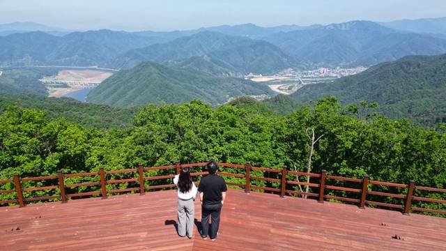 ▲ 인제군은 9월초 완공을 목표로 남전리 햇살마을~비봉산 박달고치 숲길 조성 사업을 벌인다. 박달고치 전망대.