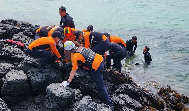 ▲ 함덕해수욕장 익수자 구조 장면 [제주도소방안전본부]