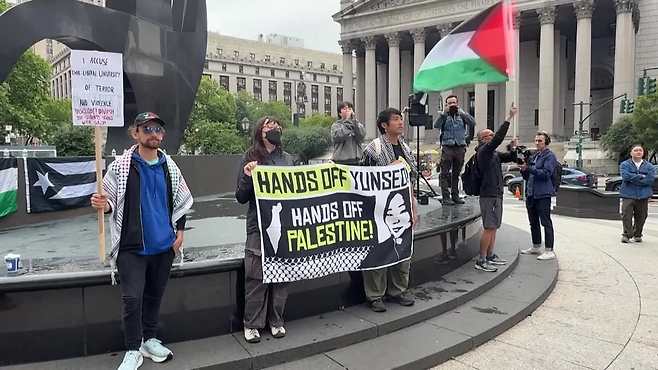 컬럼비아 대학에서 팔레스타인 지지 시위에 참여했다 이민국 수배령이 내려진 ‘윤서’를 구명하는 시위