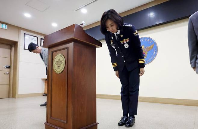 강은미 경기 화성동탄경찰서장이 지난달 28일 오후 경기 수원시 경기남부경찰청 제2회의실에서 이른바 '동탄 납치살인' 사건에 대해 공식 사과의 입장을 밝히며 피해자 및 유족에 대해 고개를 숙이고 있다. 연합뉴스