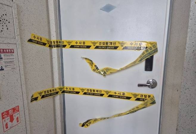 50대 여성이 흉기에 찔려 숨진 대구 달서구의 아파트 입구에 경찰 폴리스라인이 설치됐다. 뉴스1