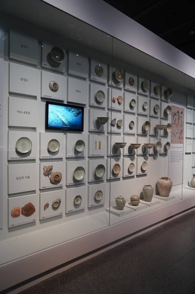 전국 각지의 도자기 생산지에서 보내온 도자기. 조선의 고품질 백자 생산은 형태도 모양도 품질도 제각각인 이 도자기들을 조사하고 관리하는데서 시작했다.