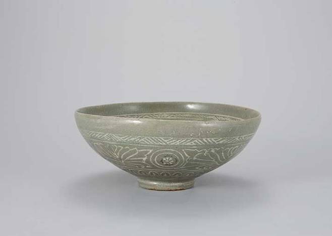 ‘정릉’이 새겨진 청자 상감 연꽃 넝쿨무늬 대접. 고려 말 만들어진 이 청자는 여전히 아름답지만, 전성기 고려 청자에 비하면 그 소박함에서 국가의 쇠퇴를 느낄 수 있다.