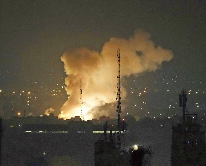 이스라엘의 공격을 받은 이란 수도 테헤란에서 지난 13일 새벽 거대한 화염이 치솟고 있다./사진=AP연합뉴스