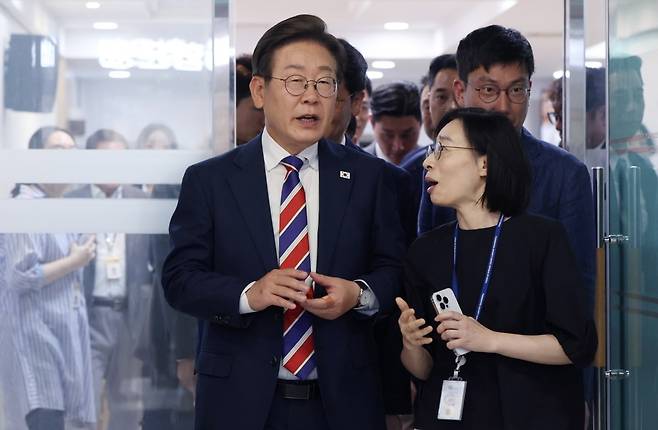 이재명 대통령이 11일 서울 용산 대통령실 기자식당에서 식사를 마친 뒤 출입기자들과 인사를 나누고 있다.  사진=한국경제신문