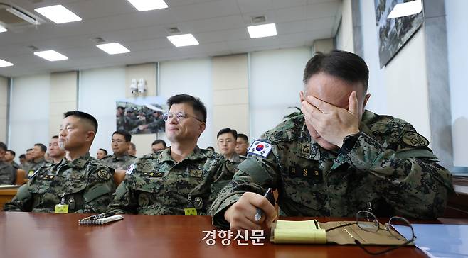 이상현 전 육군 특전사 1공수여단장이 지난해 12월10일 국회에서 열린 국방위원회 전체회의에서 눈물을 닦고 있다. 성동훈 기자