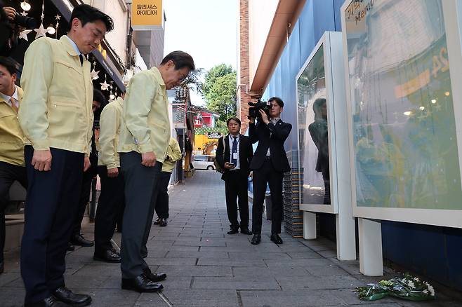<이 대통령, 이태원 ‘기억과 안전의 길’ 찾아 희생자 추모> 이재명 대통령이 12일 서울 용산구 이태원역 1번 출구 인근 이태원 참사 현장에 조성된 ‘10·29 기억과 안전의 길’을 전격 방문해 참사 희생자들을 추모하고 있다. 이 대통령은 앞서 한강홍수통제소에서 수해 대비 현장 점검회의를 마친 뒤 이태원 참사 현장 방문을 긴급히 결정했다. 김창길 기자