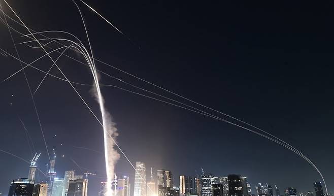 이스라엘 텔아비브 상공에서 가동된 아이언돔. AP 연합뉴스