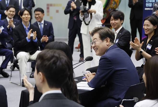 <이 대통령 첫 ‘현장 행보’> 이재명 대통령이 11일 서울 영등포구 한국거래소 통합관제센터에서 열린 주식시장 불공정거래 근절을 위한 현장 간담회에 참석해 발언하고 있다.  대통령실사진기자단