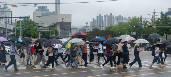 동래구 도시철도 1호선 동래역 앞 교차로에서 시민들이 빗길 속 출근길에 오르고 있다. 국제신문DB