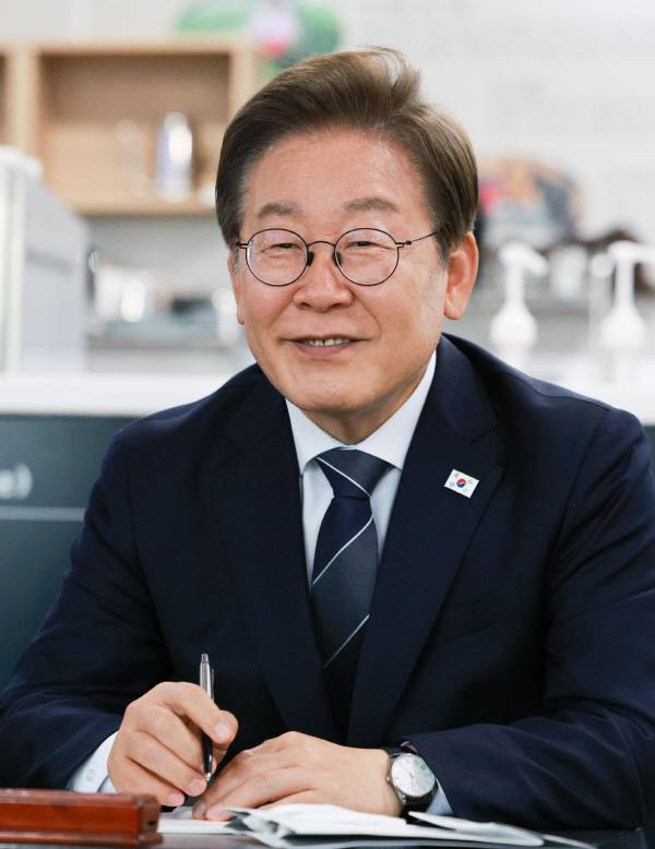 이재명 대통령이 13일 경기도 파주시 장단면 행정복지센터에서 접경지 주민 간담회를 하고 있다. 2025.6.13 [대통령통신사진기자단]