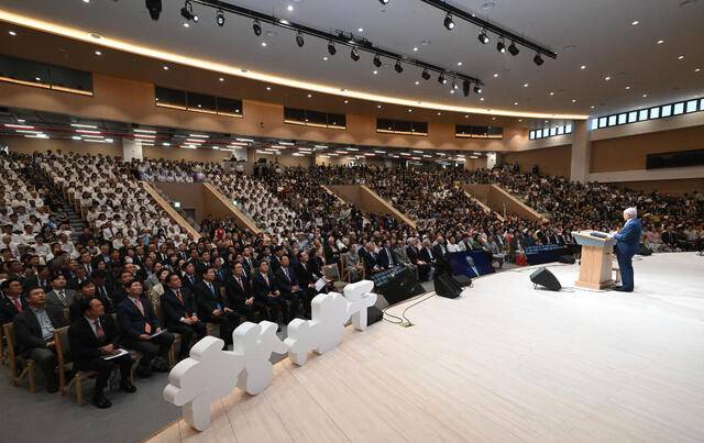 중앙교회 본당 모습. 사진 속에서 김장환 중앙교회 원로목사가 지난달 11일 열린 입당감사예배에서 설교하고 있다. 국민일보DB