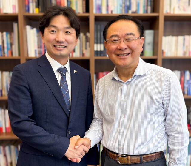 고명진 중앙교회 목사(오른쪽)와 강준일 엘림종합건설 대표가 지난 3일 경기도 수원 교회 담임목사실에서 악수를 하고 있다. 국민일보DB