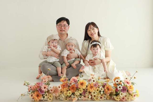 양태석·이하얀 부부가 지난달 서울 마포구의 한 사진관에서 세쌍둥이 자녀의 돌을 기념해 가족사진을 촬영했다. 양태석씨 제공