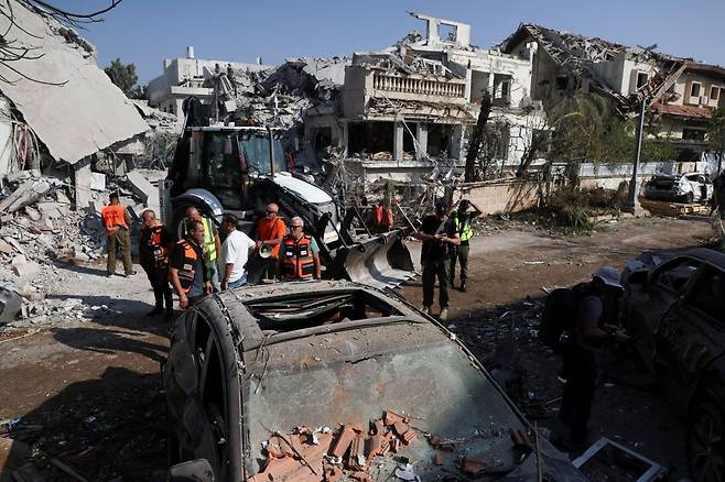 이란의 미사일 공격으로 무너진 건물에서 구조 작업을 펼치는 모습. 로이터연합뉴스