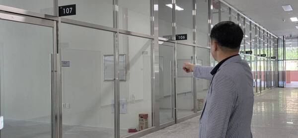 양주 옥정신도시 업무지원시설 부지에 들어선 지식정보센터 내부가 텅 빈 채 방치되고 있다. 이종현기자