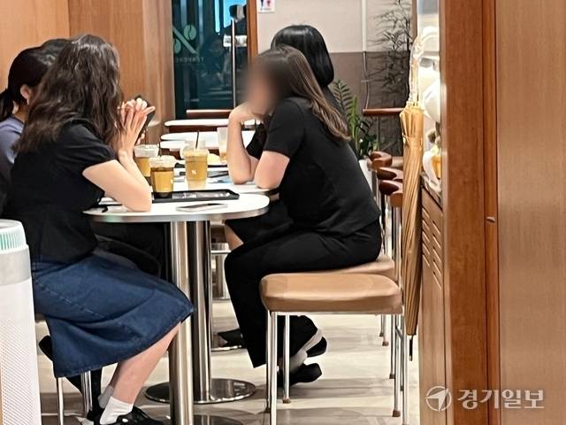 14일 오후 인천 남동구 한 카페에서 이용객들이 1회용컵을 사용하고 있다. 노재영기자