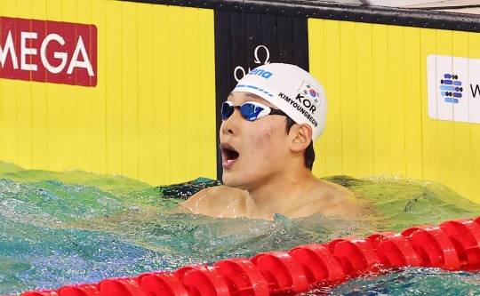 기록 확인하는 김영범. 사진[연합뉴스]