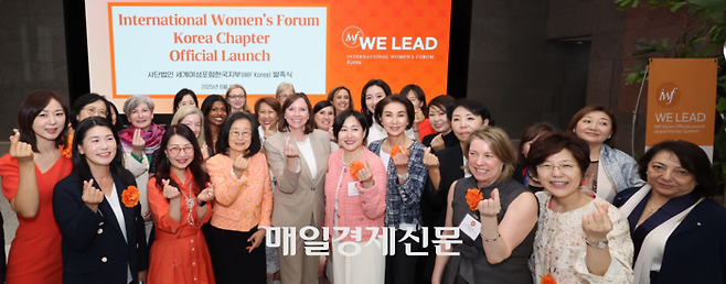 13일 오후 서울 중구 매경미디어센터에서 2025 글로벌우먼서밋이 개최됐다. 정현희 정진기 언론문화재단 이사장, 킴벌리 쿠퍼 자쿠아 IWF 글로벌회장, 허금주 IWF 한국지부 초대회장(앞줄 왼쪽 셋째부터) 등 관계자들이 기념촬영을 하고 있다. [이승환 기자]