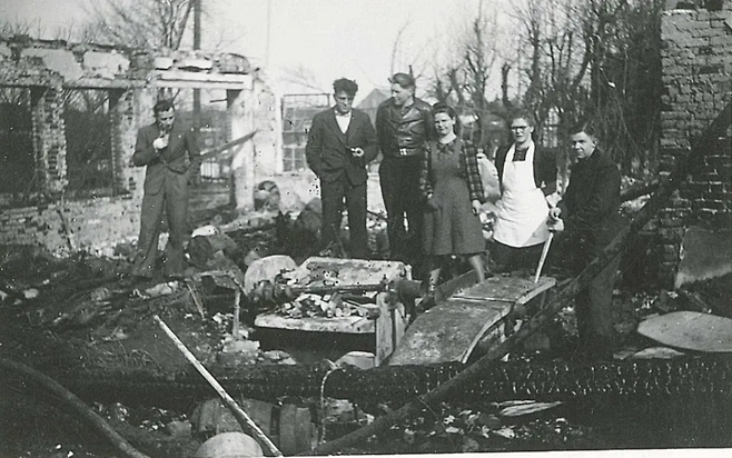 1942년 두번째 화재 직후 레고 직원들<레고>