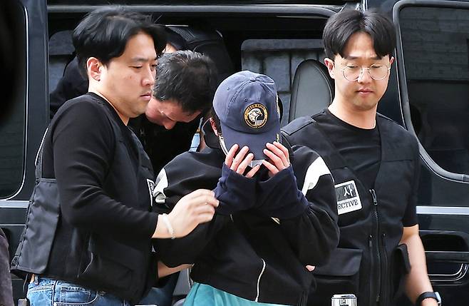 강남역 인근 건물 옥상에서 여자친구를 흉기로 살해한 혐의(살인)를 받는 20대 의대생이 8일 오후 서울 서초구 서울중앙지방법원에서 열린 구속 전 피의자 심문(영장실질심사)에 출석하고 있다.