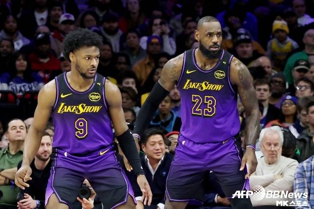 브로니(좌)는 자신의 아버지 르브론과 함께 같은 NBA 코트 위에 섰다. 사진=AFPBBNews=News1