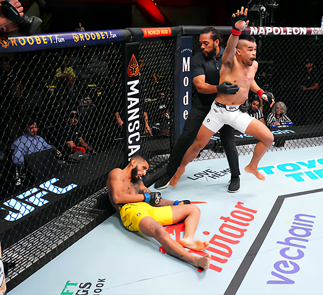 제카 사라기가 2023월 11일 미국 네바다주 엔터프라이즈에서 종합격투기 승리 후 기뻐하고 있다. 인도네시아 첫 UFC 출전이자 승리 및 공식 보너스 획득이다. 사진=TKO