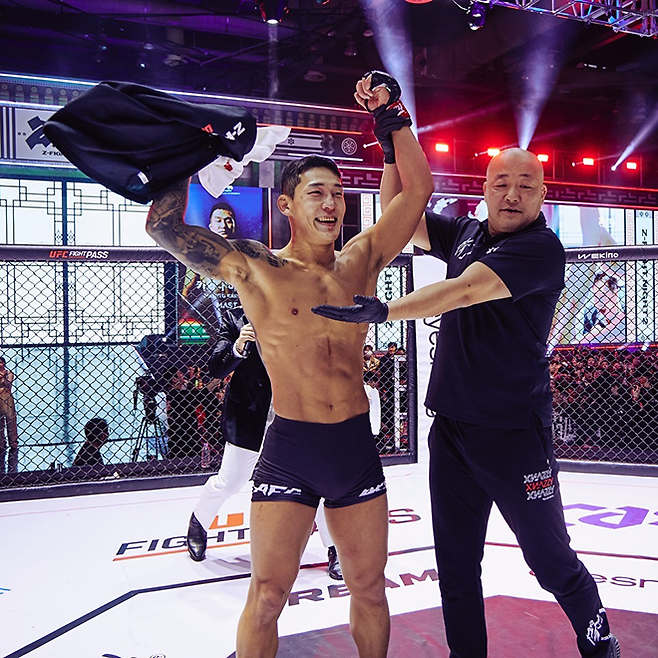 유주상이 2024년 12월 경기도 고양시 KINTEX 제2전시장 7A홀에서 Lookin‘ for a Fight 이벤트 및 UFC 파이트 패스 생중계로 진행된 ZFN 2 메인카드 제5경기 승리 선언을 받고 있다. 사진=MCP ECC