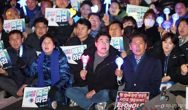 (서울=뉴스1) 허경 기자 = 박찬대 더불어민주당 원내대표를 비롯한 의원들이 11일 서울 종로구 경복궁 동십자각 앞에서 열린 비상결의대회 및 1박2일 농성투쟁에서 윤석열 대통령 구속취소 규탄과 탄핵을 촉구하는 구호를 외치고 있다. 2025.3.11/뉴스1  Copyright (C) 뉴스1. All rights reserved. 무단 전재 및 재배포,  AI학습 이용 금지. /사진=(서울=뉴스1) 허경 기자