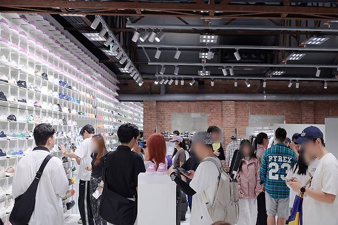 무신사 성수@대림창고에서 손님들이 상품을 구경하는 모습. /사진제공=무신사