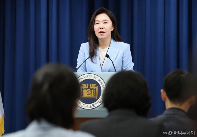 (서울=뉴스1) 허경 기자 = 강유정 대통령실 대변인이 13일 서울 용산구 대통령실 청사에서 오광수 민정수석비서관 사의 관련 브리핑을 하고 있다. 강 대변인은 "오 수석은 어젯밤 이 대통령에게 사의를 표했다"며 "이 대통령은 공직기강 확립과 인사 검증을 담당하는 민정수석의 중요성을 두루 감안해 오 수석의 사의를 받아들였다"고 했다. 2025.6.13/뉴스1  Copyright (C) 뉴스1. All rights reserved. 무단 전재 및 재배포,  AI학습 이용 금지. /사진=(서울=뉴스1) 허경 기자