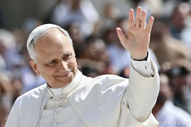 (바티칸 AFP=뉴스1) 김지완 기자 = 11일(현지시간) 레오 14세 교황이 바티칸 성베드로 광장에서 열린 일반 알현에서 신자들에게 손을 흔들고 있다. 2025.06.11  ⓒ AFP=뉴스1  Copyright (C) 뉴스1. All rights reserved. 무단 전재 및 재배포,  AI학습 이용 금지. /사진=(바티칸 AFP=뉴스1) 김지완 기자