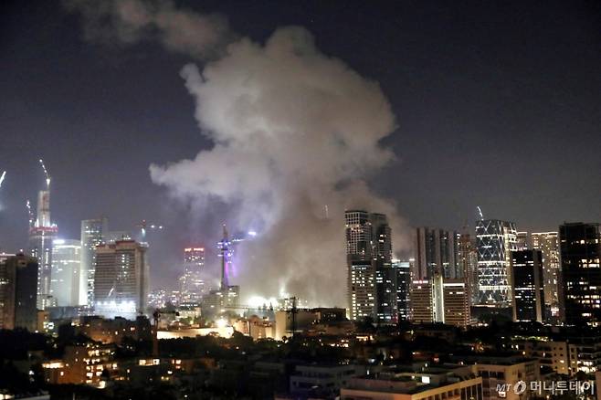 (텔아비브 로이터=뉴스1) 류정민 특파원 = 13일(현지시간) 이란의 미사일 반격으로 이스라엘 텔아비브 시내 일부 지역이 화염에 휩싸여 있다. 2025.06.13  ⓒ 로이터=뉴스1  Copyright (C) 뉴스1. All rights reserved. 무단 전재 및 재배포,  AI학습 이용 금지. /사진=(텔아비브 로이터=뉴스1) 류정민 특파원
