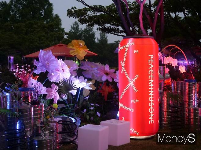 13일 서울 그랜드 하얏트 호텔 수영장 행사장 한쪽에 조성된 플라워 장식과 레드 하이볼 조형물. /사진=이수빈 기자