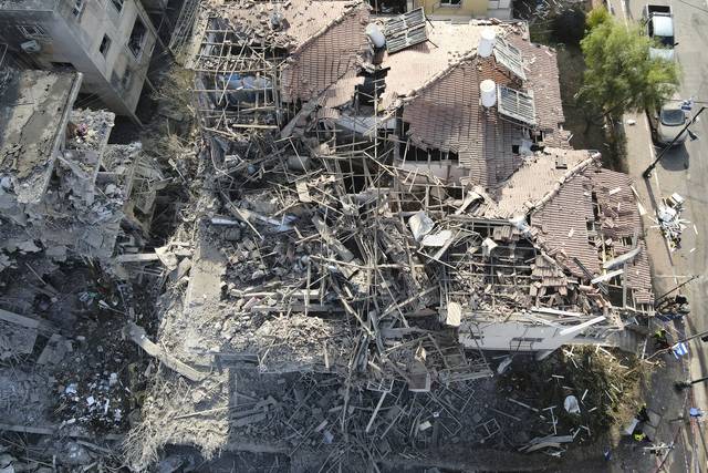 14일 이스라엘 텔아비브 인근 라마트 간의 주택들이 이스라엘의 공습에 따른 이란의 보복 공격으로 심하게 파괴돼 있다. AP 연합뉴스