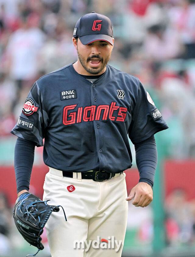 14일 오후 인천 문학동 SSG랜더스필드에서 진행된 '2025 프로야구 KBO리그' SSG랜더스와 롯데자이언츠의 경기. 롯데 감보아가 6회말을 무실점으로 막은 뒤 포효하고 있다./인천 = 송일섭 기자