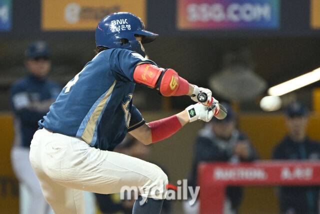 15일 인천 SSG랜더스필드에서 열린 '2025 신한 SOL BANK KBO리그' NC 다이노스와 SSG랜더스 경기. NC 최정원이 5회초 1사에 기습번트를 시도하고 있다./마이데일리