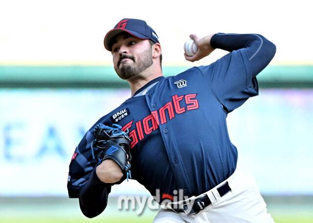 14일 오후 인천 문학동 SSG랜더스필드에서 진행된 '2025 프로야구 KBO리그' SSG랜더스와 롯데자이언츠의 경기. 롯데 감보아가 선발등판해 역투하고 있다./인천 = 송일섭 기자