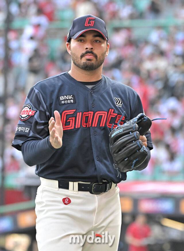 14일 오후 인천 문학동 SSG랜더스필드에서 진행된 '2025 프로야구 KBO리그' SSG랜더스와 롯데자이언츠의 경기. 롯데 감보아가 3회말을 무실점으로 막은 뒤 환호하고 있다./인천 = 송일섭 기자