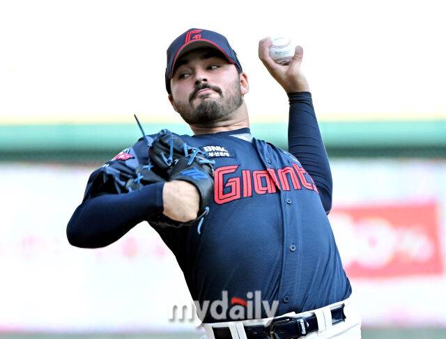 14일 오후 인천 문학동 SSG랜더스필드에서 진행된 '2025 프로야구 KBO리그' SSG랜더스와 롯데자이언츠의 경기. 롯데 감보아가 선발등판해 역투하고 있다./인천 = 송일섭 기자