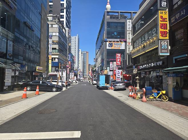 12일 방문한 서울 송파구 방이동 먹자골목 거리. 오후 시간이었지만, 행인이 없어 썰렁하다. 정석준 기자
