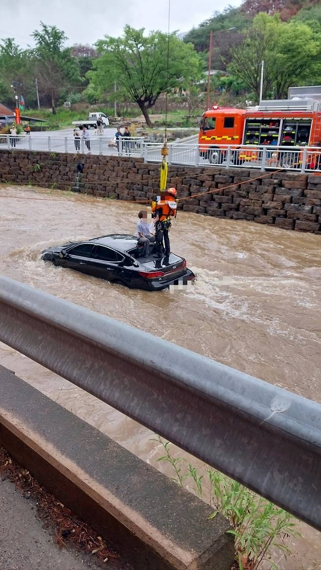 경북 청송 하천에 고립된 차량서 모녀 구조 현장 모습.[청송소방서 제공]