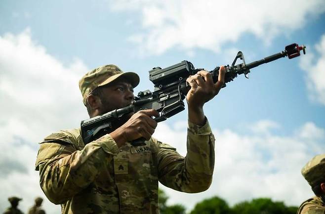 [서울=뉴시스] 미 육군 제2기병연대 제3대대 소속 병사가 M4A1 소총에 장착한 스매시 2000L를 선보이고 있다.(사진=미 국방부 갈무리) *재판매 및 DB 금지