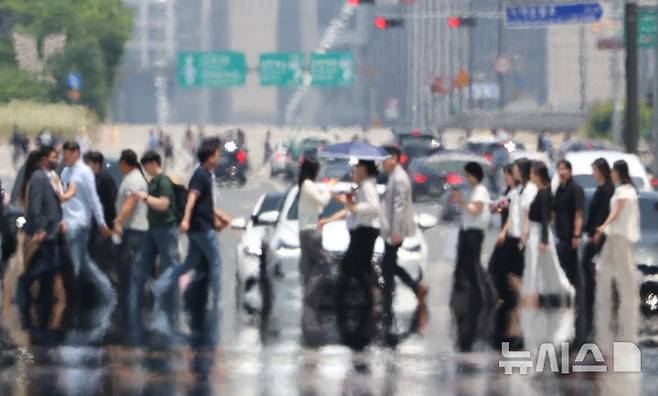 [서울=뉴시스] 황준선 기자 = 한낮 기온이 30도를 넘는 무더운 날씨를 보인 9일 오후 서울 영등포구 여의대로에 아지랑이가 피어오르고 있다. 2025.06.09. hwang@newsis.com