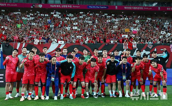 [서울=뉴시스] 김근수 기자 = 11회 연속 월드컵 본선 진출에 성공한 한국 축구대표팀 손흥민과 선수들이 10일 서울 마포구 서울월드컵경기장에서 열린 2026 국제축구연맹(FIFA) 북중미월드컵 아시아 3차 예선 쿠웨이트와의 경기에서 4-0 승리를 거둔 후 팬들과 기념촬영을 하고 있다. 2025.06.10. ks@newsis.com