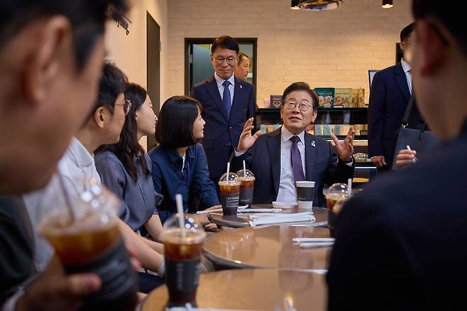 [서울=뉴시스] 이재명 대통령이 10일 서울 용산구 대통령실 청사에서 출입 기자들과 차담회를 갖고 있다. (사진=대통령실 제공) 2025.06.10. photo@newsis.com *재판매 및 DB 금지