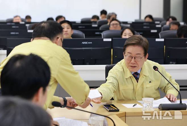 [서울=뉴시스] 최진석 기자 = 이재명 대통령이 12일 서울 서초구 한강홍수통제소에서 열린 수해(장마) 대비 현장 점검 회의에서 이한경 재난안전관리본부장으로부터 보고 서류를 받고 있다. (대통령실통신사진기자단) 2025.06.12. myjs@newsis.com