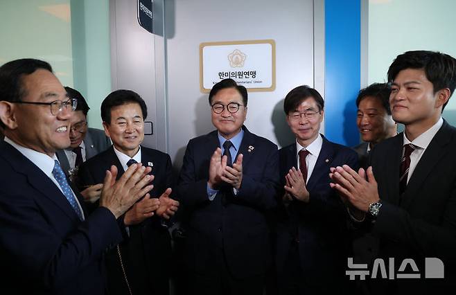 [서울=뉴시스] 권창회 기자 = 우원식 국회의장과 의원들이 12일 오전 국회 소통관에서 열린 한미의원연맹 현판식에 참석해 기념촬영을 하고 있다.(공동취재) 2025.06.12. photo@newsis.com