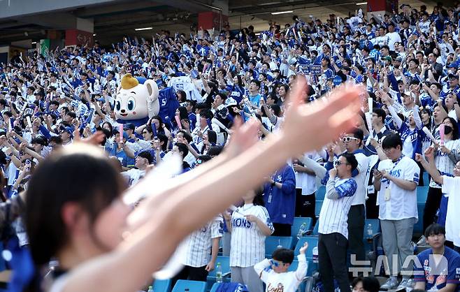 [대구=뉴시스] 이무열 기자 = 22일 대구 수성구 삼성라이온즈파크에서 열린 2025 신한 SOL 뱅크 KBO 리그 키움 히어로즈와 삼성 라이온즈의 개막전 경기에서 관중들이 열띤 응원을 하고 있다. 2025.03.22. lmy@newsis.com